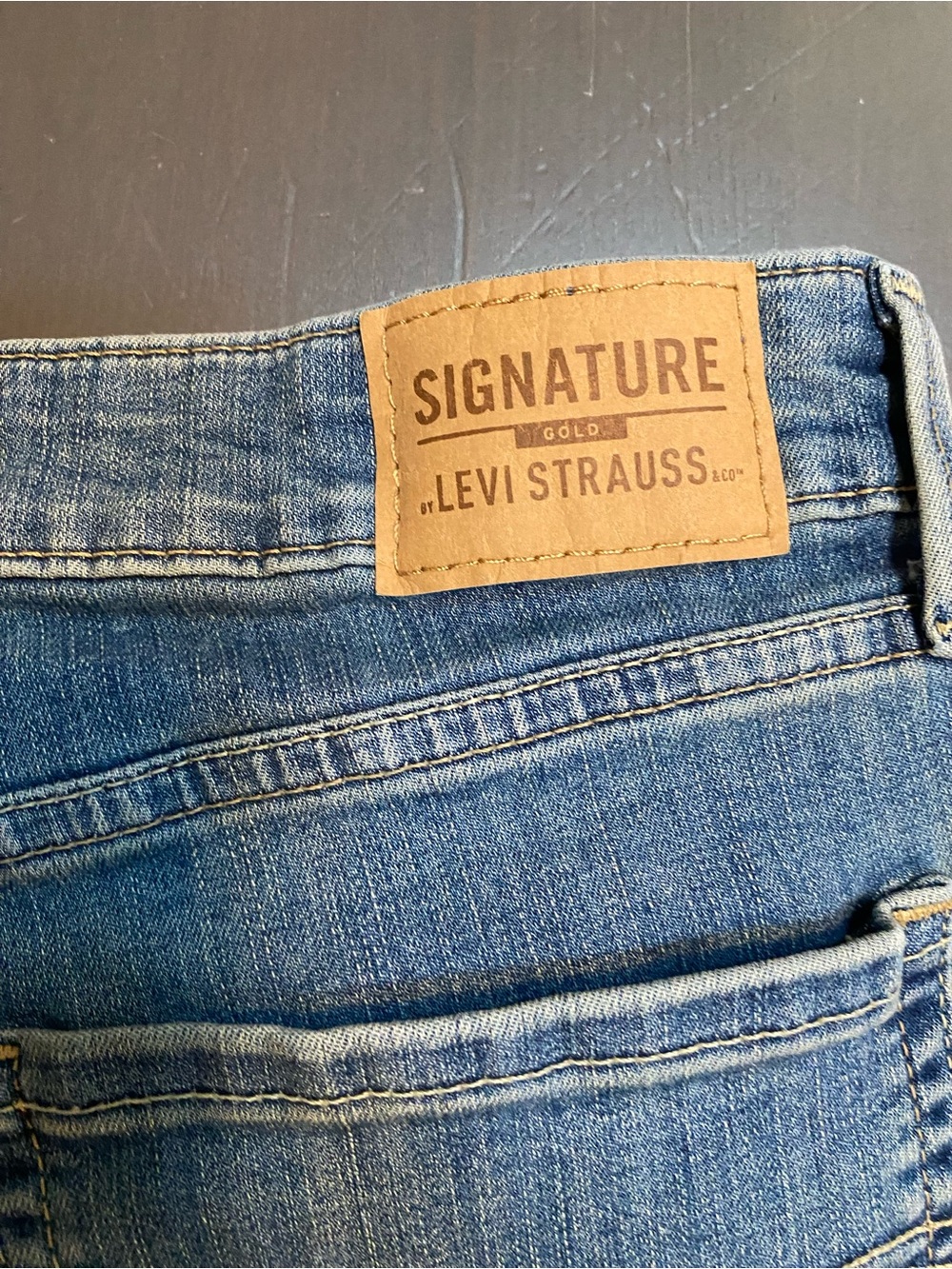 Signature by Levi Strauss Totally Shaping Straight Leg Jeans Medium Wash 10M - Picture 6 of 9